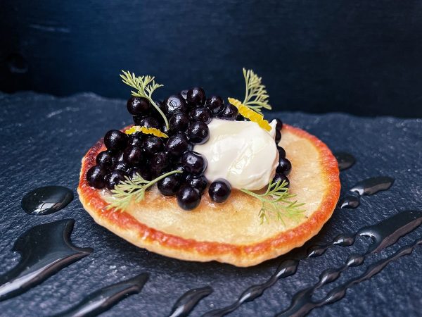 Roken-en-Stoken-BBQ-catering-blini-bosbessen-kaviaar